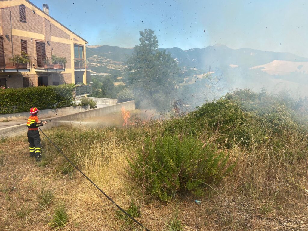 Incendio a Fabriano, vigili del fuoco al lavoro