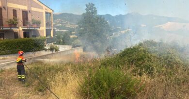 Incendio a Fabriano, vigili del fuoco al lavoro