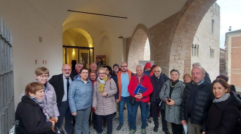 minoranza con mondo a colori