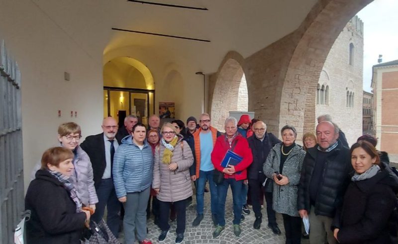 minoranza con mondo a colori